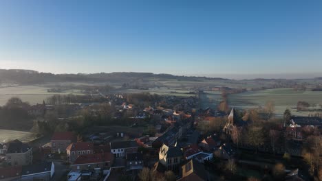 Nach-Oben-Geschossen-Zeigt-Das-Gesamte-Dorf-Westouter-Im-Belgischen-Westflandern-Diese-Region-War-Bekannt-Für-Mohnblumen-Auf-Den-Flämischen-Kriegsfeldern