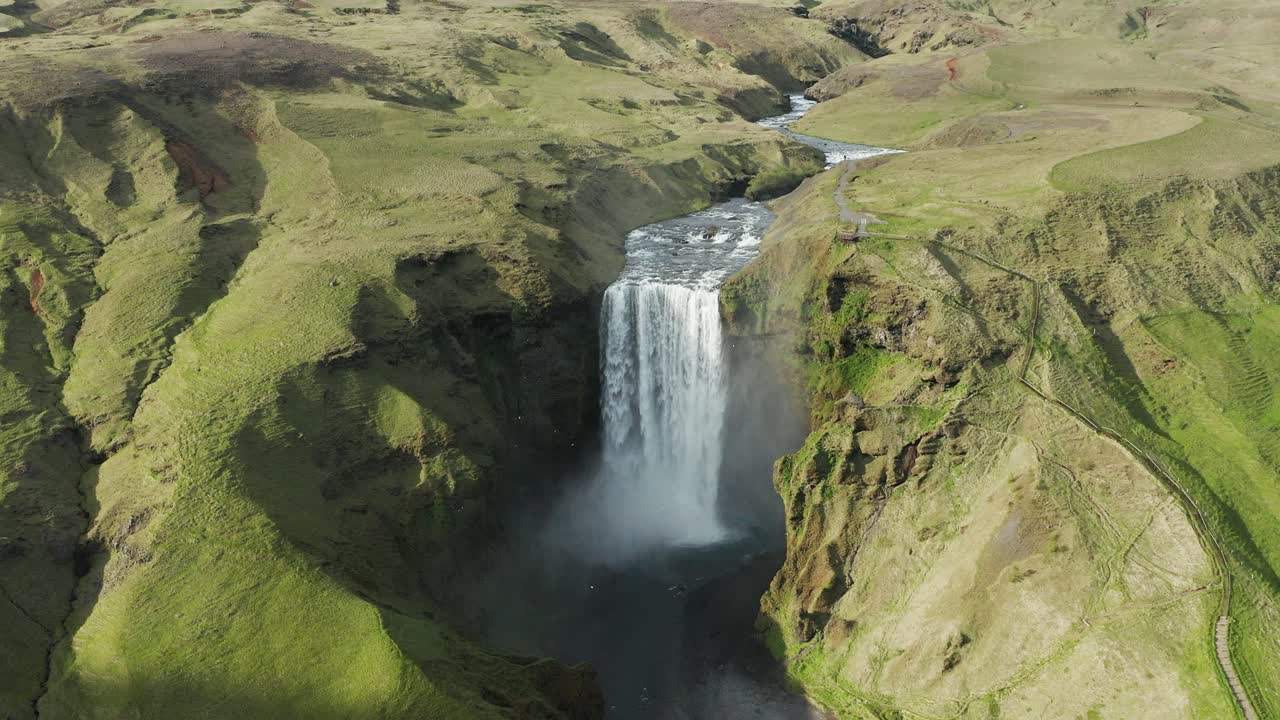 majestuosa cascada de skógafoss en islandia, famoso destino turístico