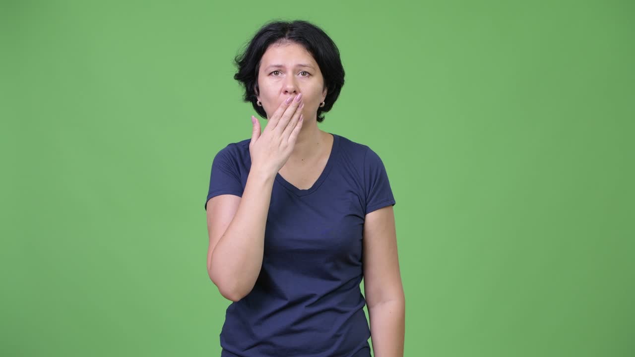 Bella donna con i capelli corti che sembra scioccata