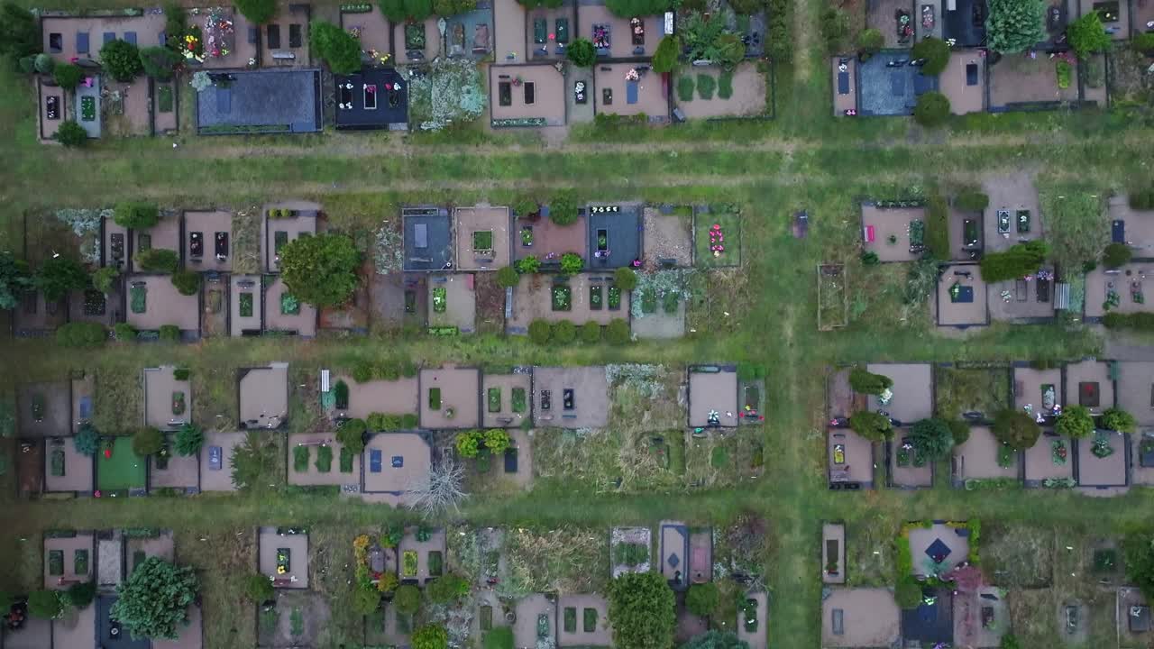 묘지, 리페야, 라트비아의 무덤 위를 날아다니며, 공중에서 새의 눈으로 볼 수 있습니다.