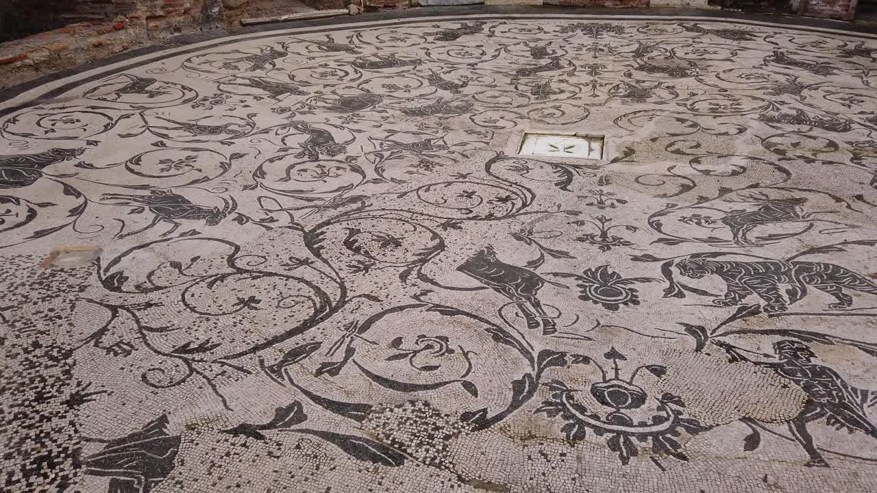mosaicos y arcos en el mundialmente famoso sitio arqueológico de ostia antica en el suburbio de roma