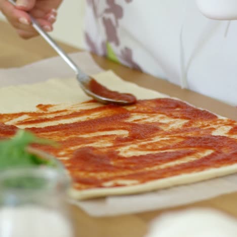 mujer haciendo una pizza italiana tradicional