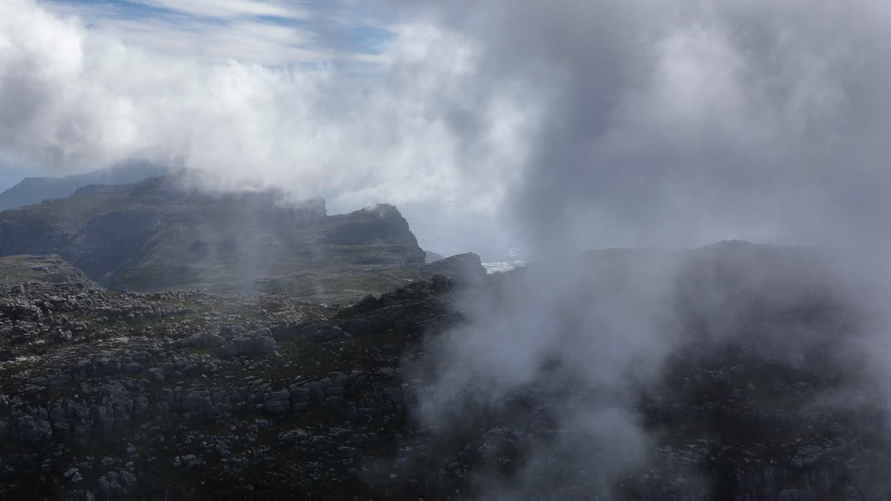 안개가 가득한 산악 풍경