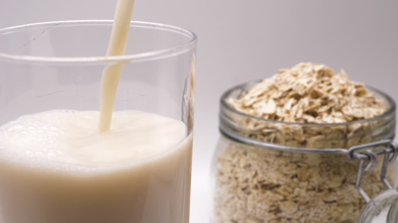 verter leche de avena en un vaso