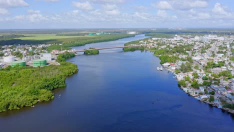 Ruhiges-Wasser-Des-Flusses-Higuamo-In-Der-Dominikanischen-Republik---Luftdrohnenaufnahme