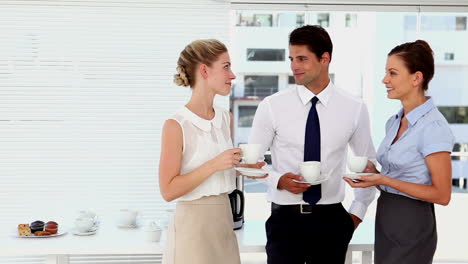 Gente-De-Negocios-Tomando-Un-Café-En-El-Recreo