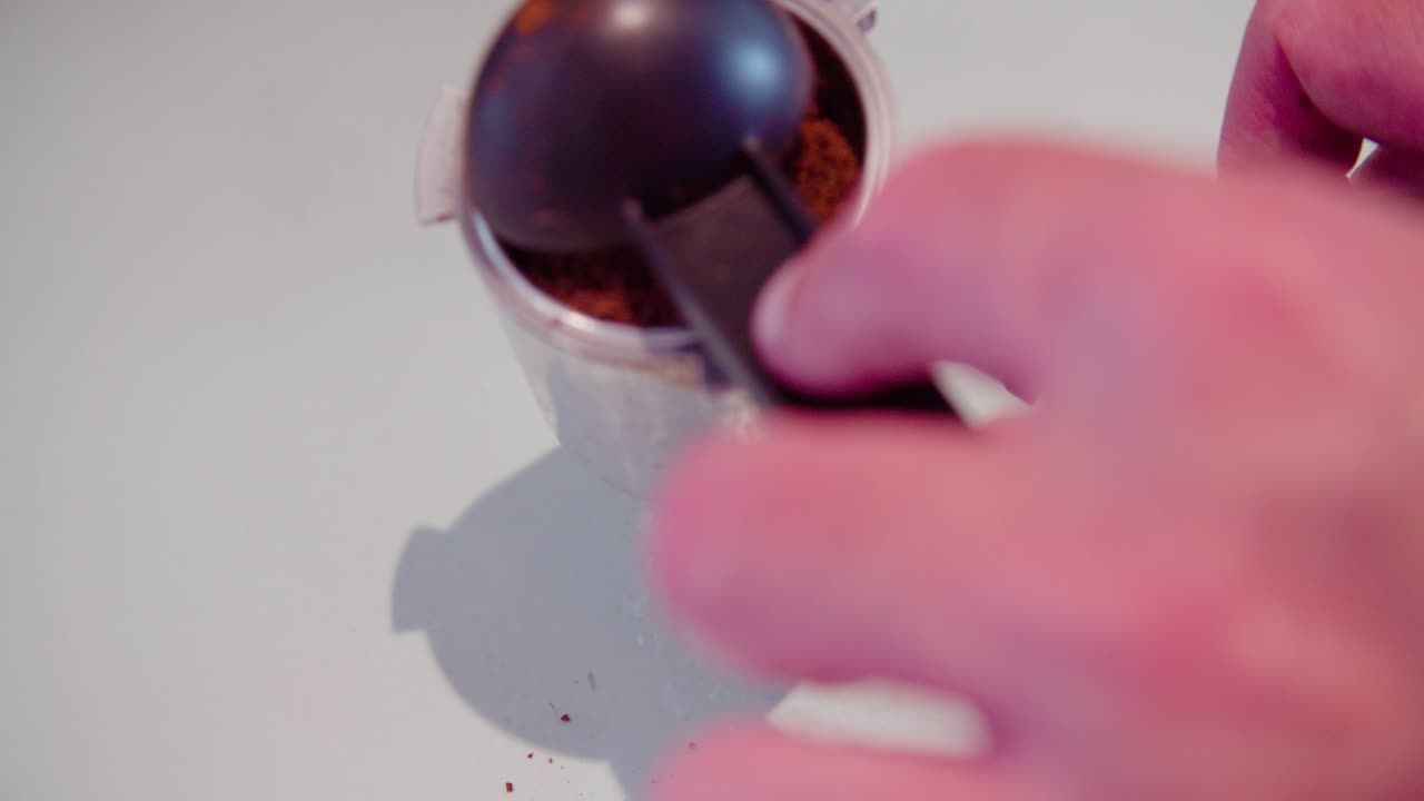 Portafiltro che viene riempito con caffè macinato.