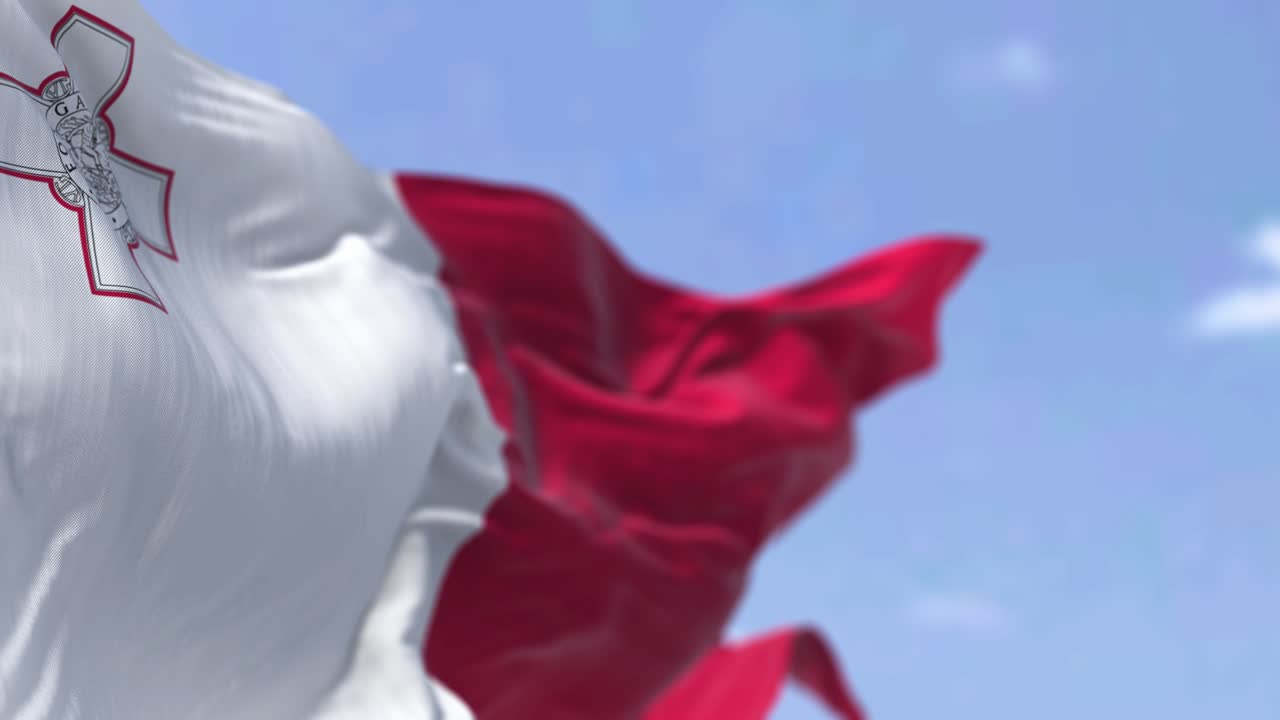 은 날 바람에 흔들리는 몰타의 국기