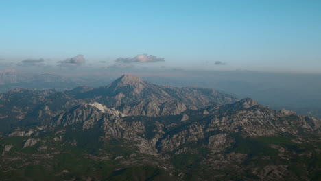 Vista-Aérea-Sobre-Montañas-Rocosas