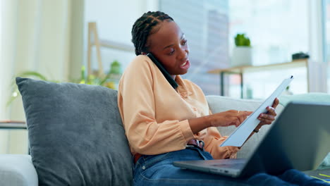 Schwarze-Frau,-Laptop-Oder-Telefonanruf-Auf-Dem-Sofa-Zu-Hause