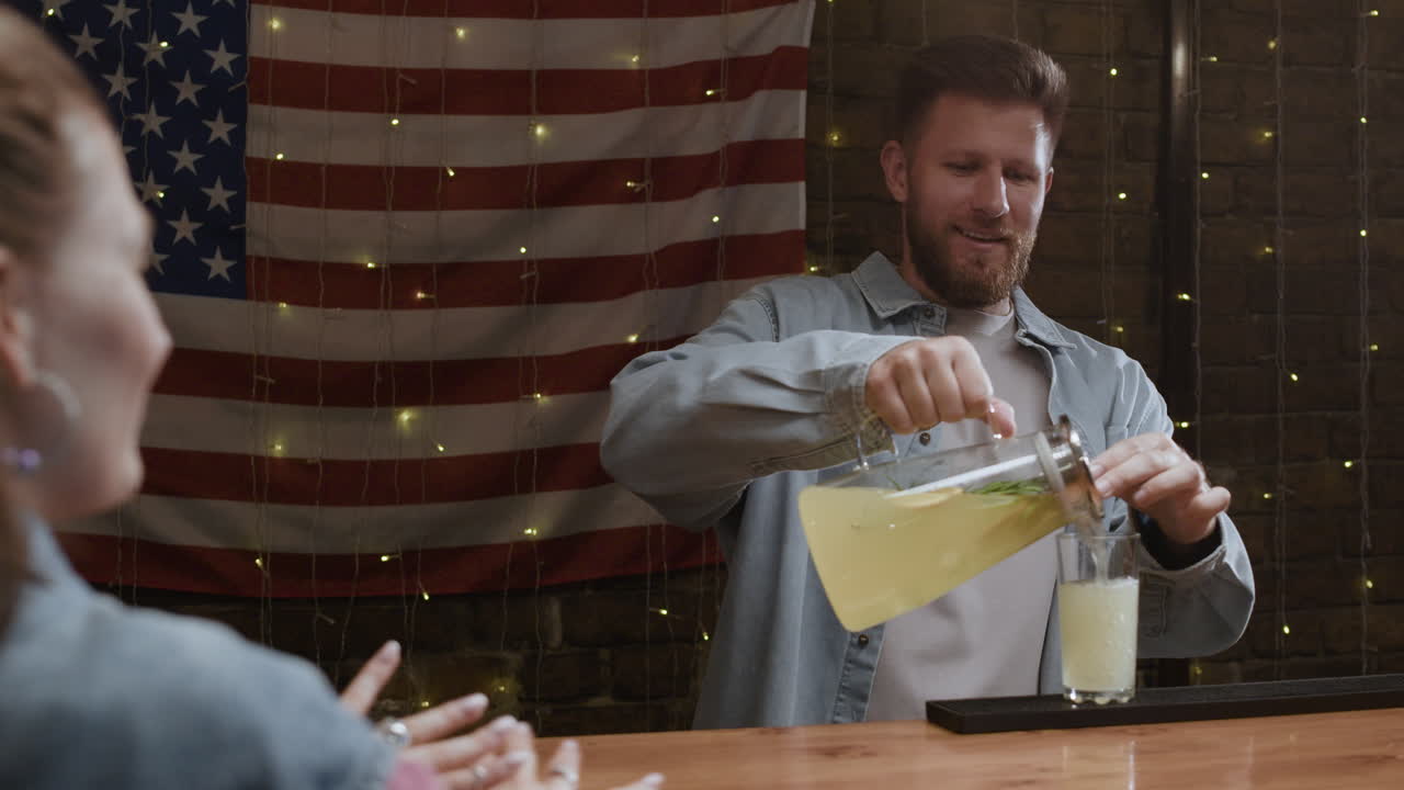 술집에서 테일을 만드는 바텐더
