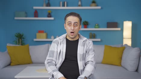 reacción de miedo del hombre mirando a la cámara. hombre cobarde.