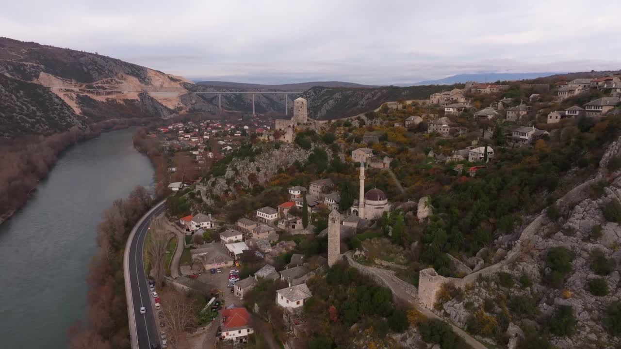 Inquadratura aerea del villaggio di Počitelj immerso tra le colline, Bosnia