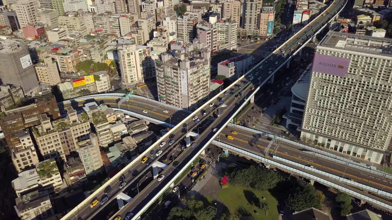 taiwán día soleado taipei ciudad tráfico calle carretera cruce centro panorama aéreo 4k