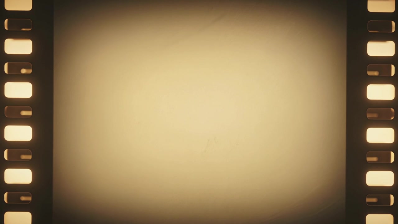 Tænder projektorlampe, fremfører vintage film på en lyskasse til scanning, der viser perforeringer.