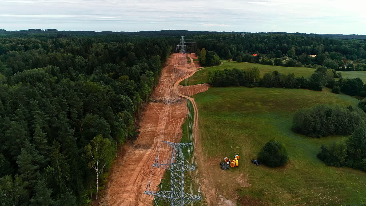construcción de una línea de torres de postes eléctricos en una zona rural mediante la deforestación de bosques
