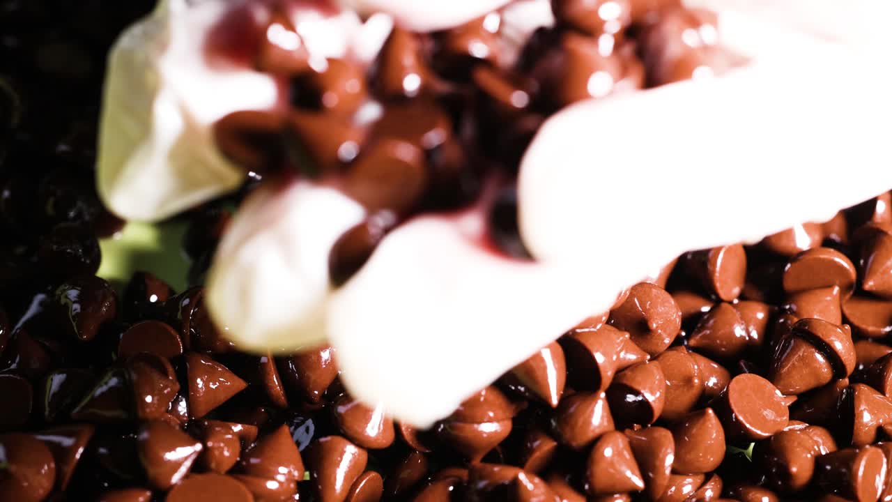 초콜릿 과 상호 작용하는 장갑 손