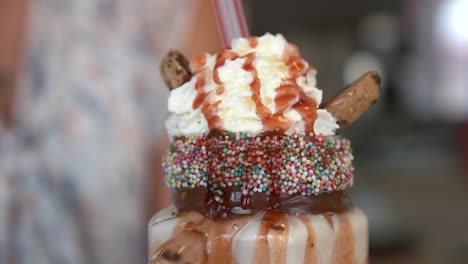 bebida frappe - chispas y crema en la parte superior del batido monstruo de chocolate, primer plano
