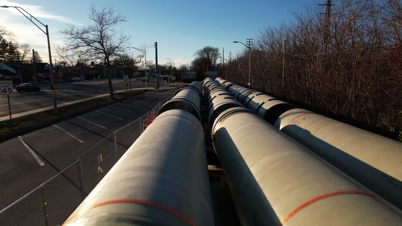 una vista de baja altitud de un área cercada en un estacionamiento vacío de la estación de tren