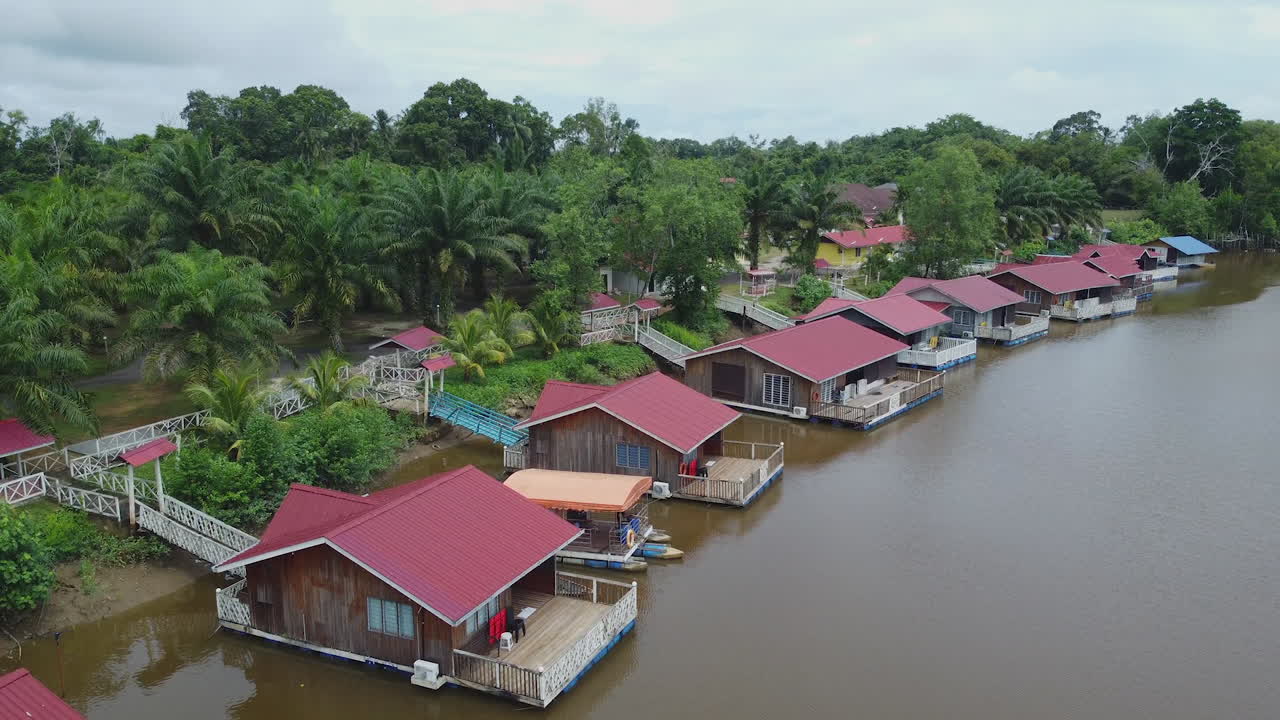 vista de drones de casas flotantes en rompin pahang, malasia
