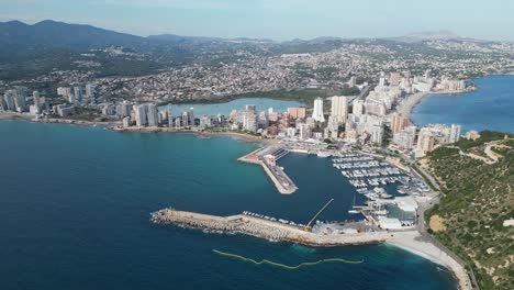 Horizonte-De-La-Ciudad-De-Calpe-Y-Costa-En-Alicante,-Costa-Blanca,-España---Círculos-Aéreos-4k