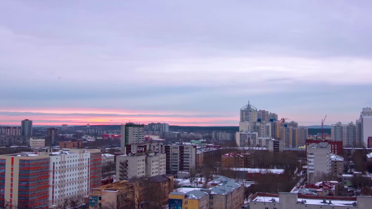 Bylandskab ved solopgang/solnedgang om vinteren