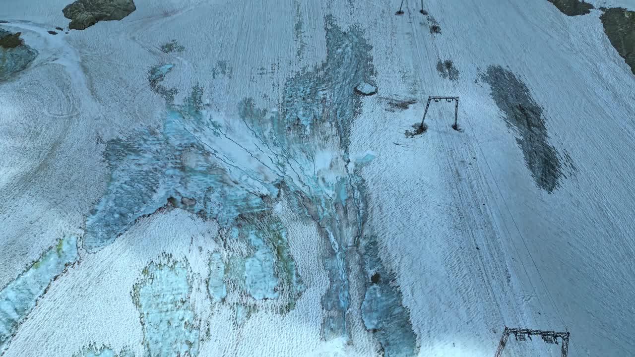 드론 촬영은 유럽 알프스 산맥의 녹는 빙하인 zugspitze의 빙하 정상에서 유명한 스키 목적지를 드러니다.