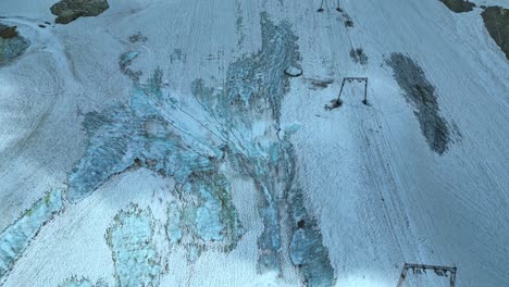 fotografía de drone que revela el famoso destino de esquí en el pico de la montaña glaciar zugspitze, un glaciar que se derrite en los alpes europeos, alemania, europa