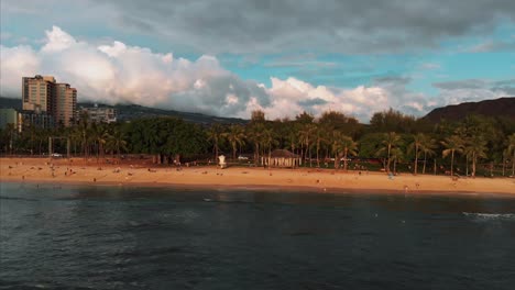 Aerial-drone-footage-of-Honolulu,-Hawaii