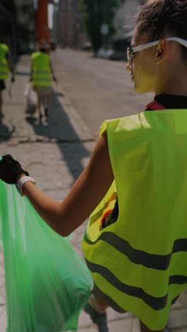 mujer limpiando las calles de la ciudad
