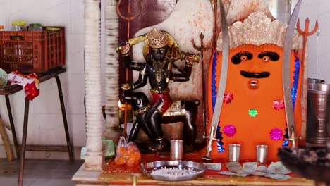 la estatua del dios hindú bhairavnath en el antiguo templo desde un ángulo diferente el video se toma en el templo shaktipeeth shri chamunda mata ajmer rajasthan india aug 19 2023