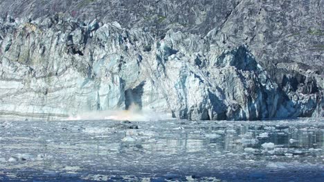 cámara lenta de un glaciar de marea johns hopkins pariendo en el parque nacional de la bahía de glaciar alaska
