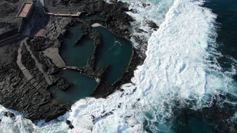 Fantastica-Toma-Aerea-Desde-Arriba-De-La-Costa-De-Agaete-Y-En-Concreto-De-Sus-Piscinas-Naturales-Donde-El-Oceano-Rompe-Con-Fuerza-La-Costa