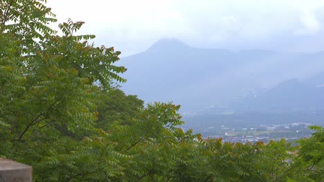 Häuser-Im-Berg-Mit-Nebel-Bedeckt-Mit-Bäumen-An-Der-Seite