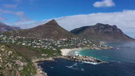 Vista-Desde-El-Mar-Toma-Aérea-De-Un-Barrio-Rico-De-Sudáfrica