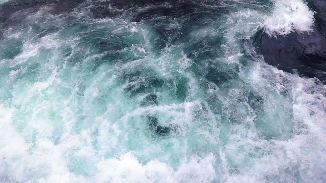 Acqua di fiume di montagna con primo piano al rallentatore.
