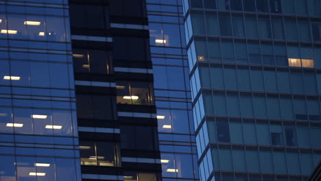 Edificio-De-Oficinas-De-Cerca-Por-La-Noche