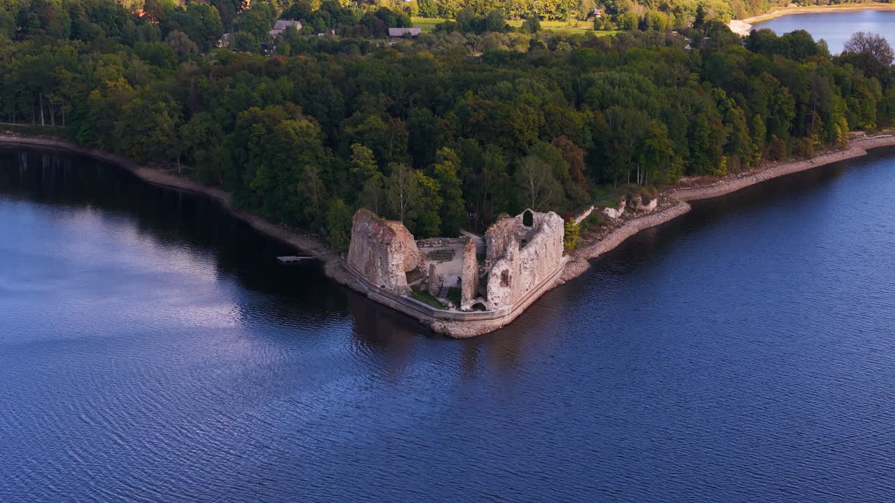воздушный высокий угол комплекса руин замка кокнезе в кокнезе, латвия, расположенный на высоком скале с видом на долину реки даугава.