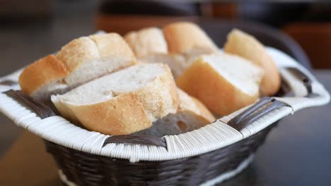 cerca de una canasta de pan cortado en una mesa