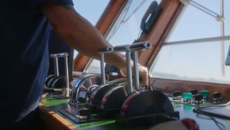 capitán operando el barco para zarpar en el mar