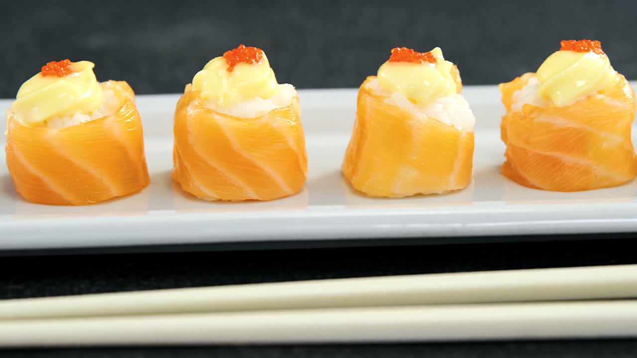 Sushi auf Tablett mit Stäbchen