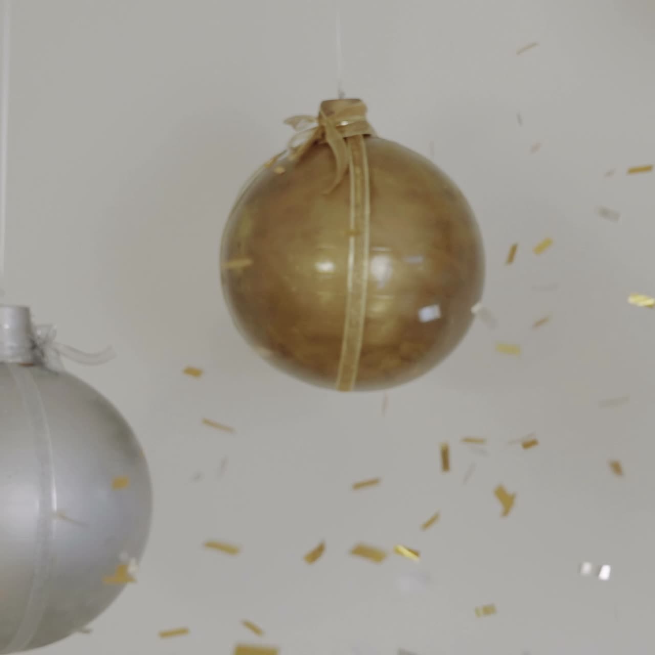 женщина бросает конфеты.