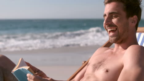 un hombre está leyendo un libro y sonriendo