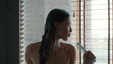 mujer en la ducha