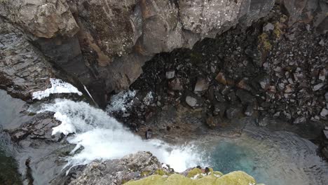 islandia cascada folaldafoss drone aéreo 3.mp4