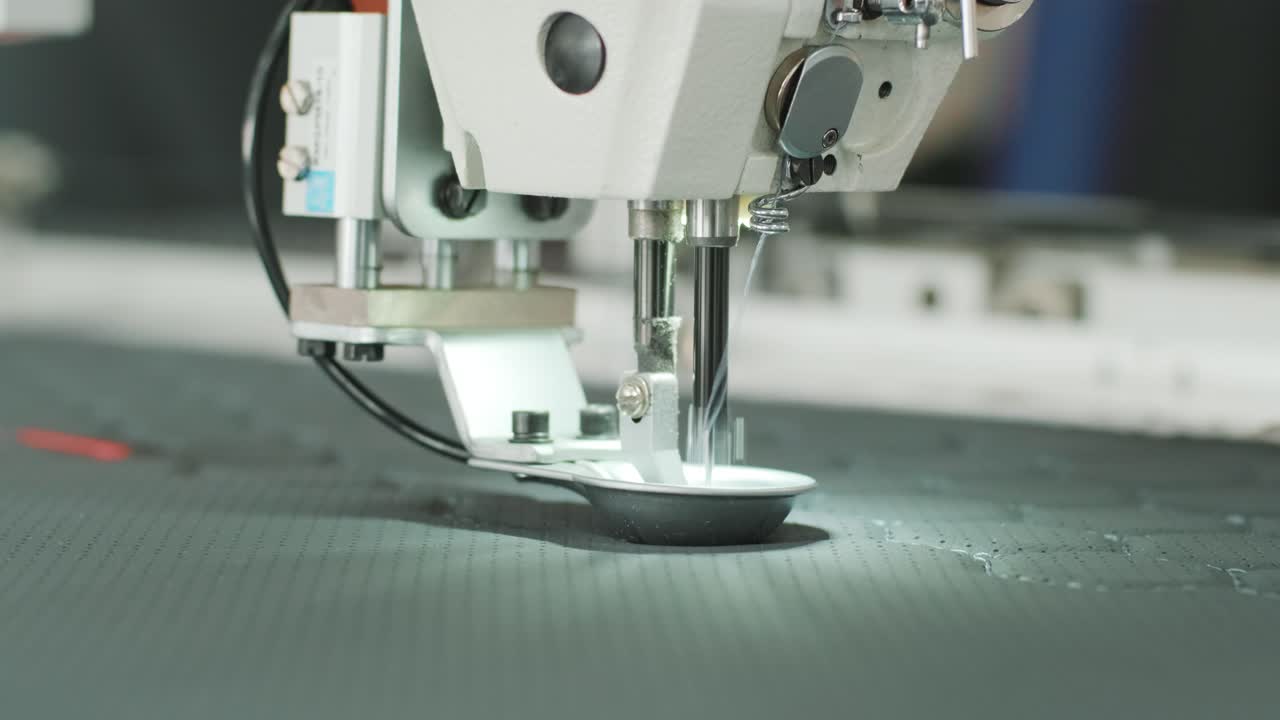가죽과 함께 작업하는 바느질 기계의 근접 사진. cnc 바느질 머신