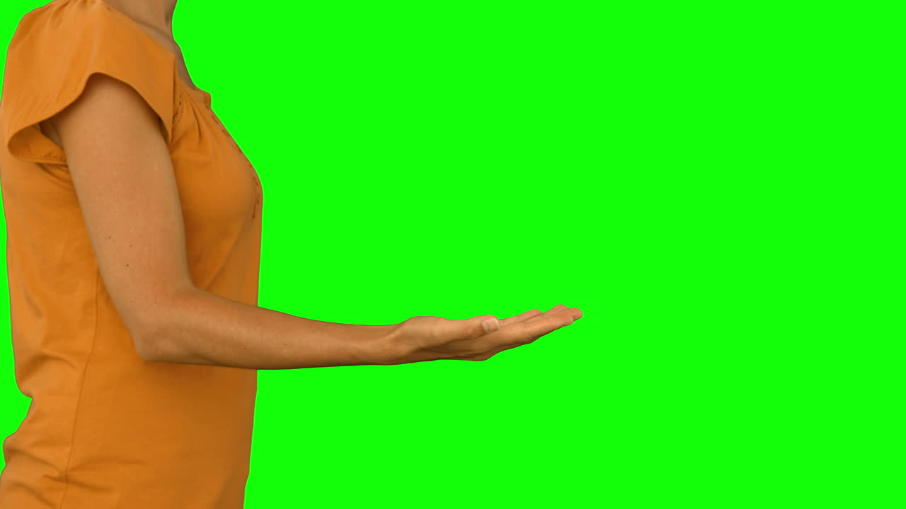 mujer casual presentando con la mano