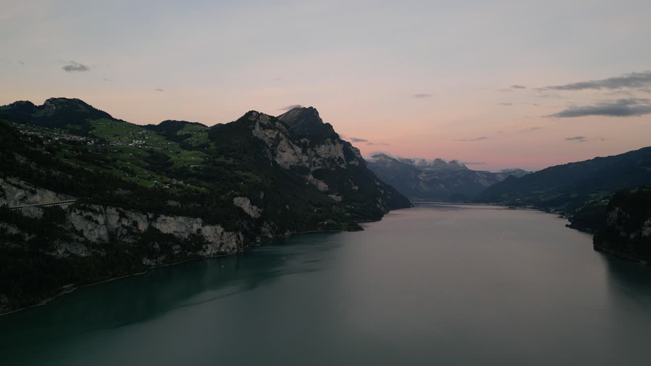 vuelo de avión no tripulado sobre el lago con montaña y hermoso cielo cerca del lago walensee, suiza