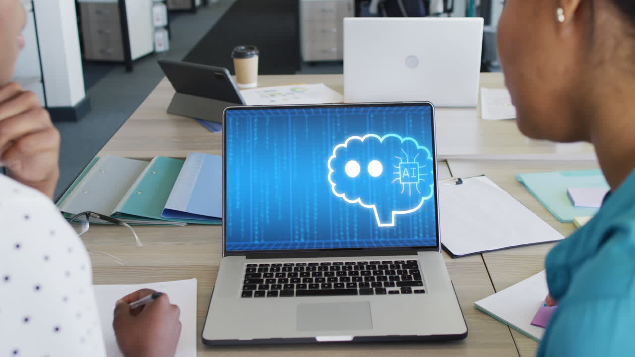 Diverse donne d'affari in ufficio che usano il computer con chat di messaggistica digitale AI sullo schermo.