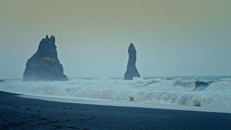 Atemberaubender-Blick-Auf-Die-Großen,-Rauen-Wellen,-Die-Am-Ufer-Des-Strandes-Von-Reynisfjara-In-Island-Zerbrechen